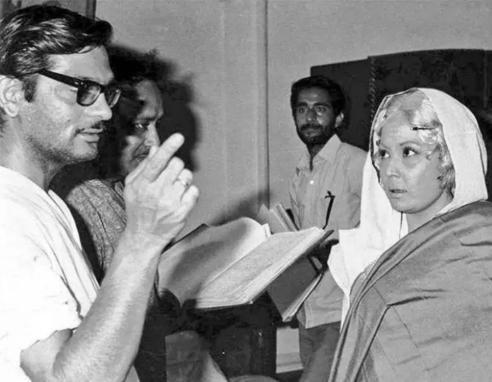with Meena Kumari at the set of Mere Apne (1971)