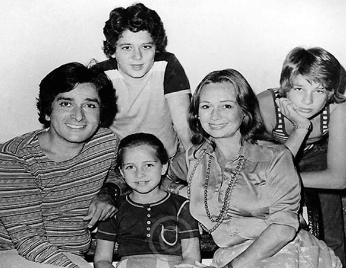 Kunal Kapoor with Family